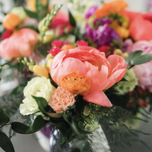 Load image into Gallery viewer, Vibrant Tones Lily on the Thames - DIY Wedding Flowers Think bright, elegant sorbet, and delicious to the eyes. Congratulations on your upcoming wedding! There’s so many things to consider and budget for. Lily on the Thames offers the memory making soluti
