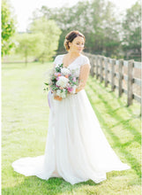 Load image into Gallery viewer, Sweet Peach Violet Lily on the Thames - DIY Wedding Flowers This is a subtle and gorgeous palette to get some colour into your big day. An all time fav of ours! Congratulations on your upcoming wedding! There’s so many things to consider and budget for. L
