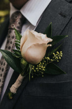 Load image into Gallery viewer, A LA CARTE - Lily on the Thames - DIY Wedding Flowers - Craft your own personalized bundle. Minimum purchase of $500 before taxes. As you plan your upcoming nuptials, it&#39;s essential to consider every detail and expense. Luckily, Lily on the Thames has the
