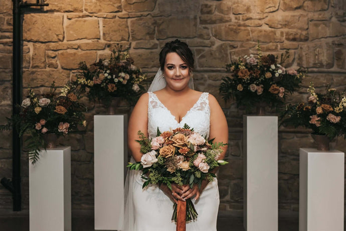 A LA CARTE - Lily on the Thames - DIY Wedding Flowers - Craft your own personalized bundle. Minimum purchase of $500 before taxes. As you plan your upcoming nuptials, it's essential to consider every detail and expense. Luckily, Lily on the Thames has the